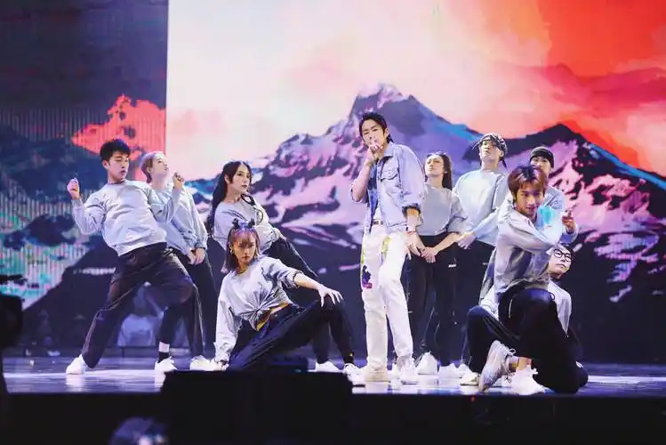 吴建豪回归街舞4总决赛超强卡点液态火焰上演震撼舞台秀