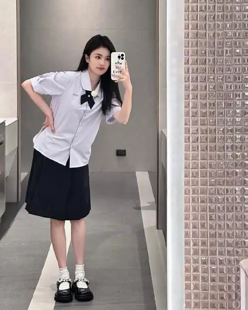 白鹿晒奔跑吧泰国校服照##白鹿泰兰德学姐