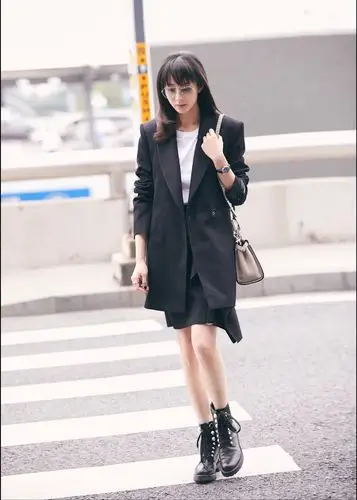 张钧甯机场街拍