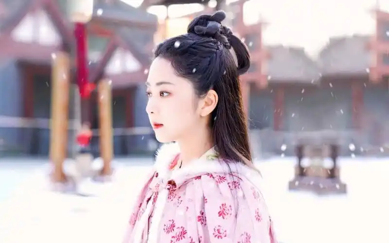 锦衣之下今夏这首插曲也很好听啊谭松韵小姐姐的声音好温柔