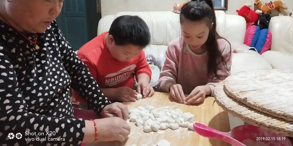 帮妈妈包饺子 六年级(4)班