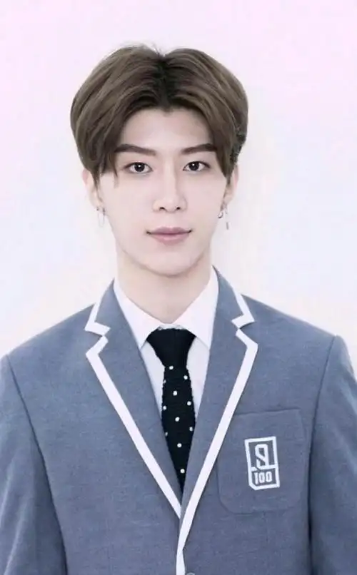 在范冰冰的帮助下,范丞丞最终以第三名的成绩出道,范丞丞成了炙士可