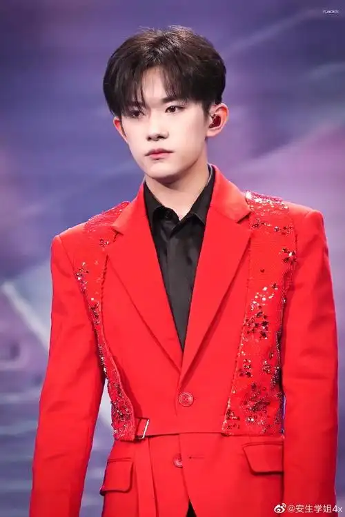 易烊千玺和红色的适配度