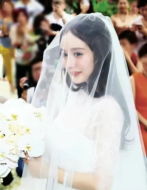 杨幂当年的婚纱照有多美,一袭白纱宛若仙女,对爱情充满了向往!_网易订