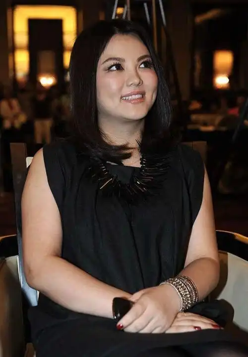 李湘早年旧照曝光体重高达160斤霸气十足hold住全场