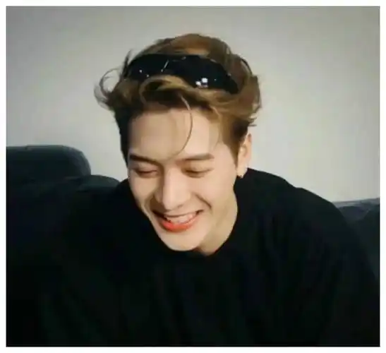 王嘉尔身材迷人肌肤光滑音乐新星