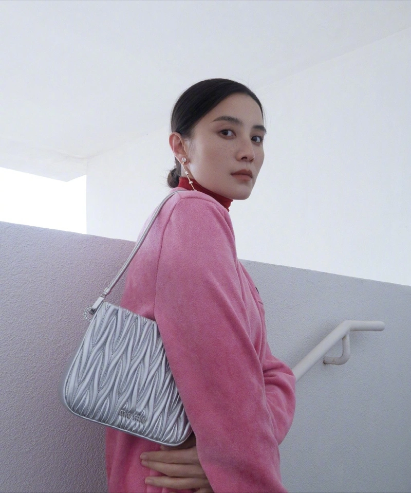 "小舍得"中的宋佳穿衣风格优雅知性,私下穿粉色超短裙真嫩