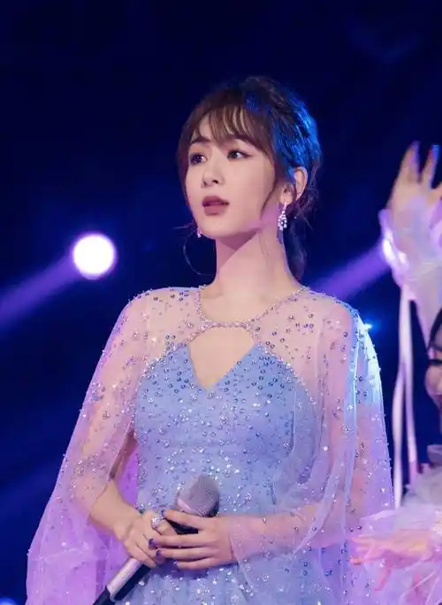 杨紫礼服名场面,黄色亮眼,白色优雅,最近的礼服一套比一套好看