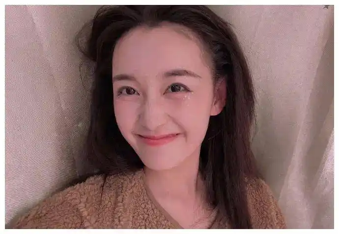 有一种妆容叫蒋依依的"心机妆",只需要一样东西,裸妆变舞台妆_化妆