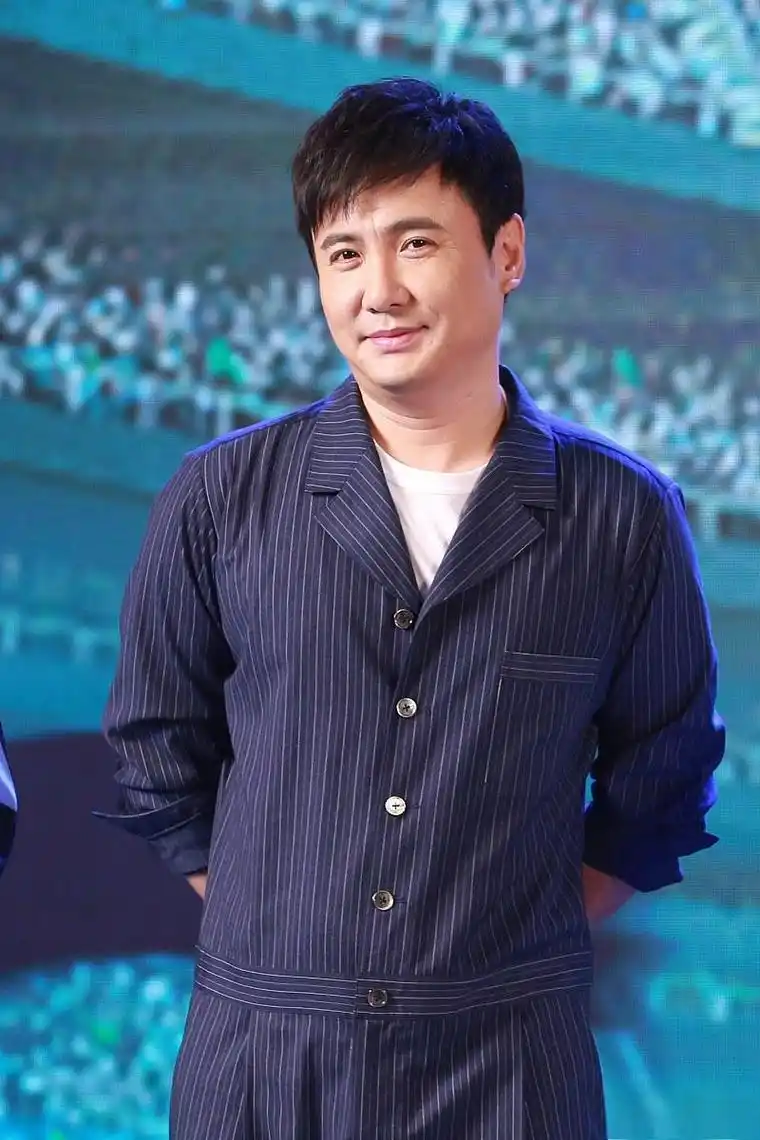 沈腾:喜剧之王的传奇人生 沈腾,幽默绝伦,才华出众的喜剧演员,他的