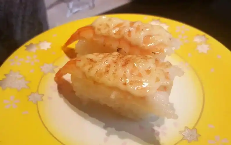 金枪鱼小卷肉太细碎,炙烤金枪鱼寿司较大块而口感更佳.