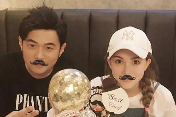 周杰伦昆凌万圣节cos玩具总动员,面露微笑甜蜜合照,又是一把狗粮