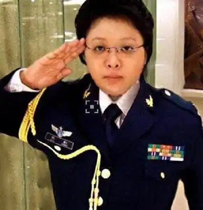 歌坛老大姐韩红年轻时的照片流出网友原来你曾这么苗条