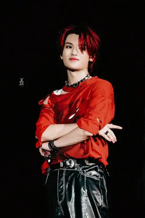 黄明昊演唱会红发饭拍