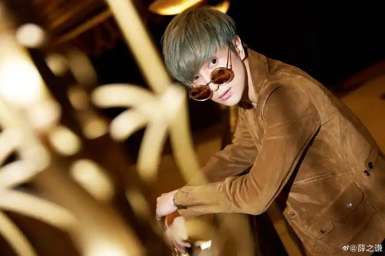 薛之谦发博晒自拍表示自己还没放假