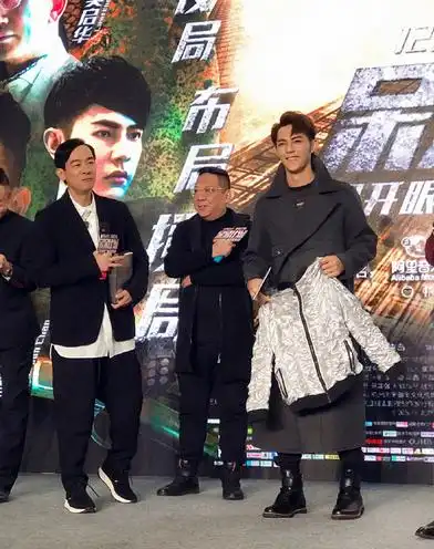 汪东城出席发布会,无论是身高还是衣品稍胜陈小春