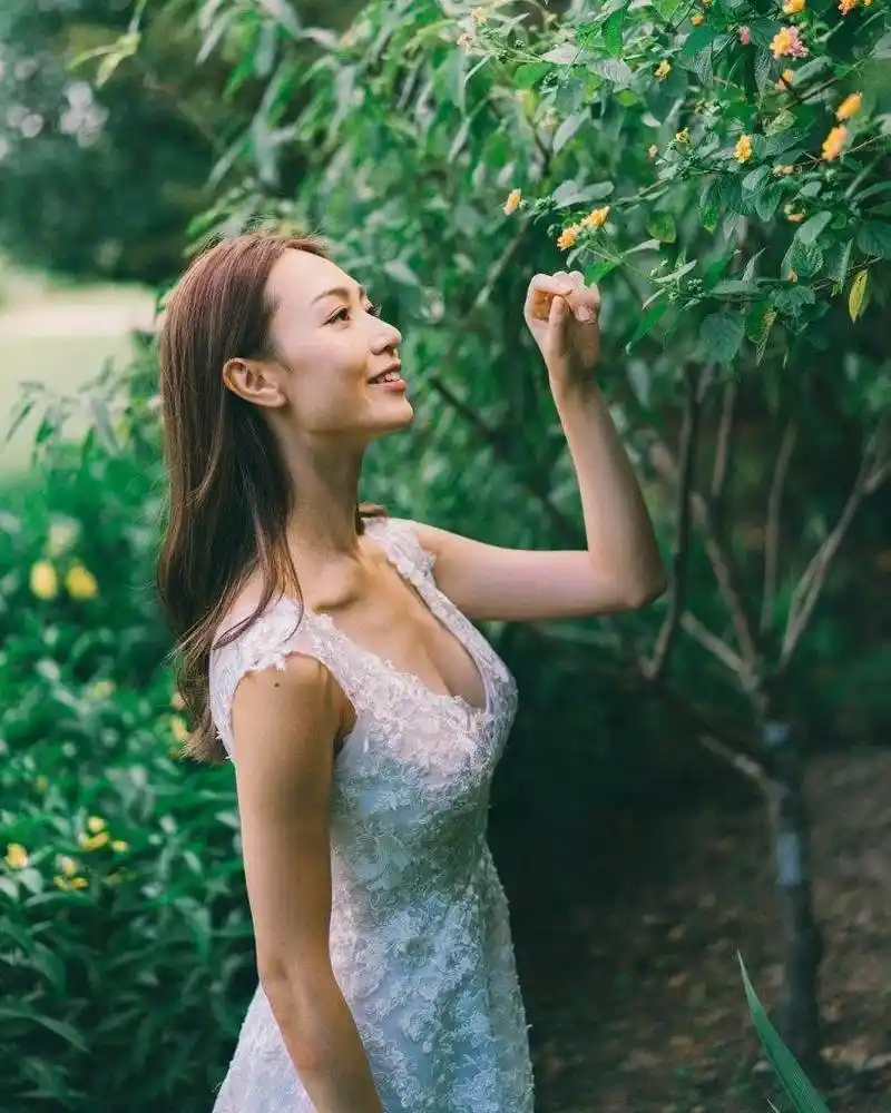 港姐冠军黄嘉雯沙滩晒日光浴,低胸大秀好身材,曾被指"tvb脸"