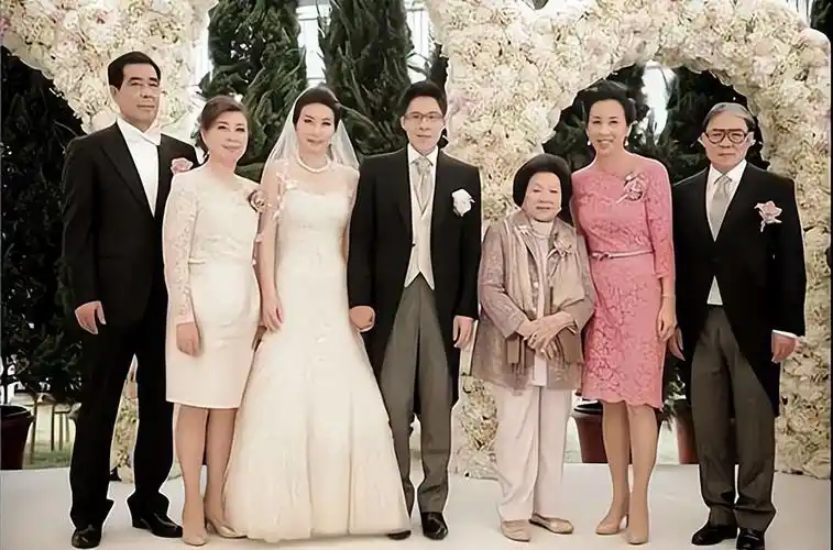 郭晶晶婚礼有哪些明星(郭晶晶霍启刚结婚时,为了请到首富李嘉诚,曾8次