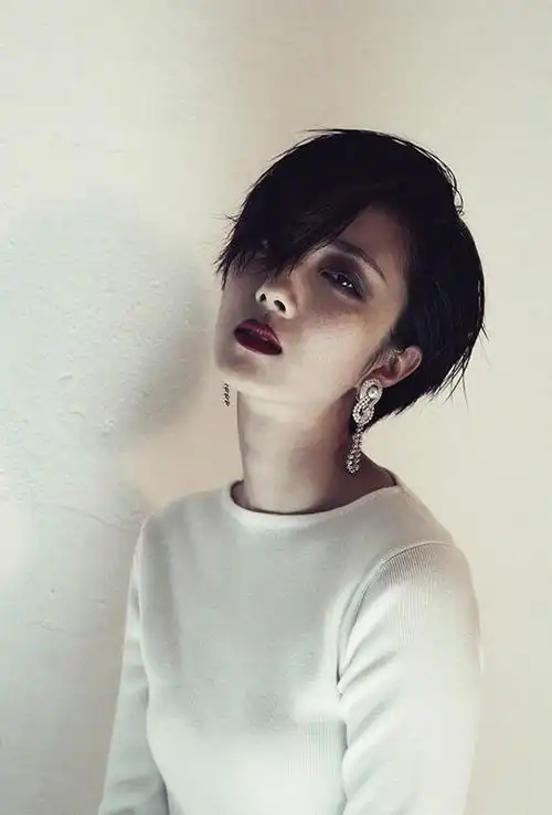 35岁桂纶镁换发型了,只是剪款短发造型减龄10岁,老阿姨秒变少女