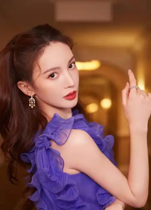 p>金晨,1990年9月5日出生于山东省济南市,毕业于北京舞蹈学院民族舞