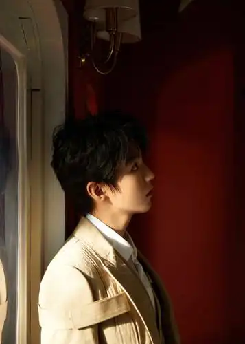 王俊凯出席中国歌曲top排行榜颁奖晚会生长获最受欢迎歌曲奖