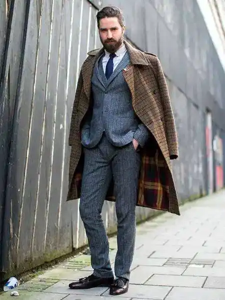 将复古格纹大衣披在西装外,看起来会有一种特别的英国绅士气质