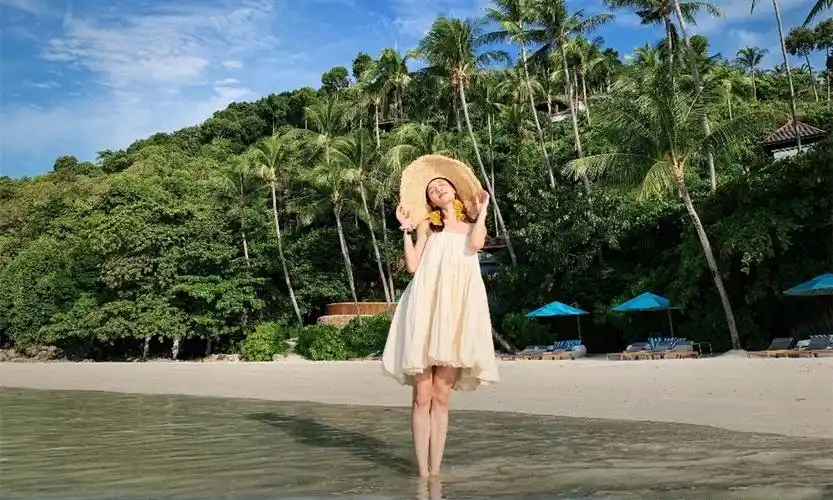 钟楚曦度假风真洋气,穿吊带裙配草帽流苏包显清新,水母耳环抢镜