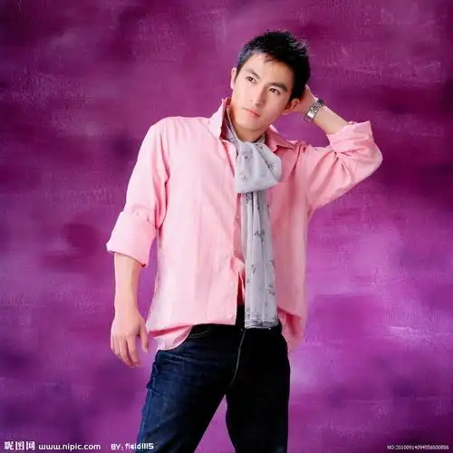 我想真的图中的人物的名字和qq号,可以帮助我吗?我好仰慕他啊.(用百度