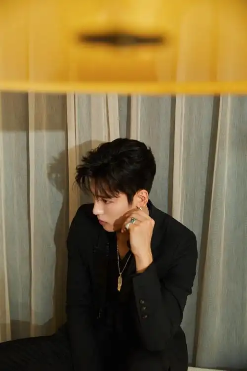 王子异黑色西服儒雅帅气图片