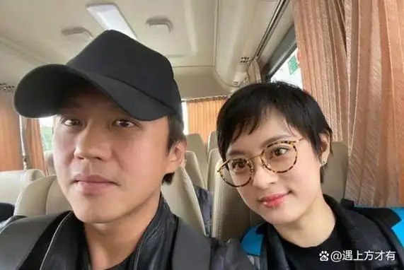 最新曝光的照片中,邓超和孙俪身穿情侣装,秀出浓浓的恩爱和甜蜜.