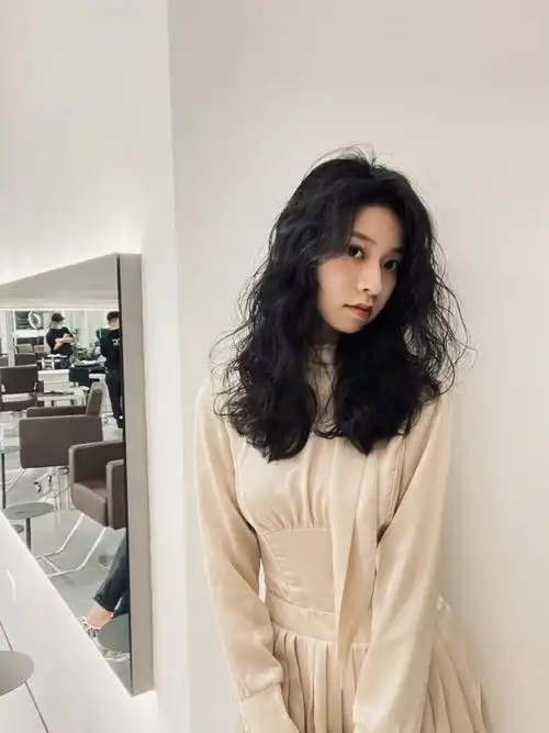 懒人必备的女生长发港风慵懒卷发太洋气啦(3) - 女生长发 - 发型社