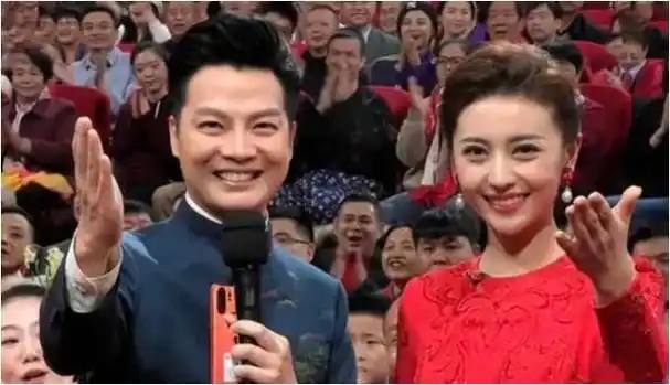 "当主持人说完稿子后,任鲁豫镇定自若地举起话筒