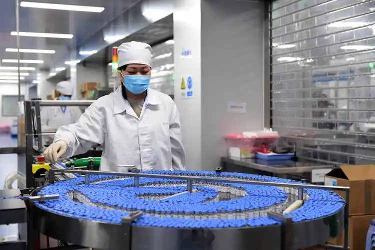 5月20日,在安徽智飞龙科马生物制药有限公司新冠疫苗生产线上,工作