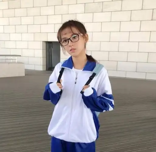 王思聪旧爱张予曦校服逆天美颜,有这样的女同学我绝对不逃课了