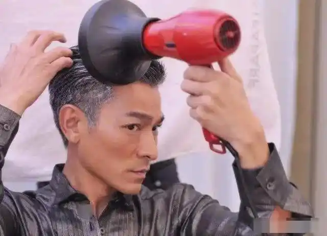 刘德华出道后所有发型盘点每一款都非常帅气网友最喜欢偏分