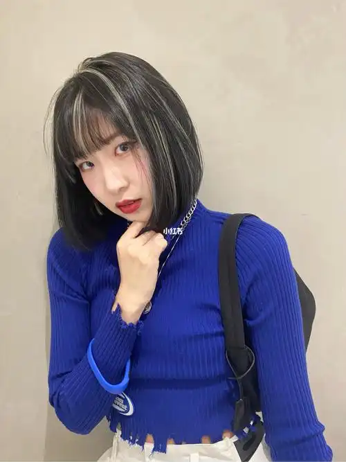 挑染的青灰色同色系的色彩搭配更高级些与纯欧美风挑染的不同之处在于