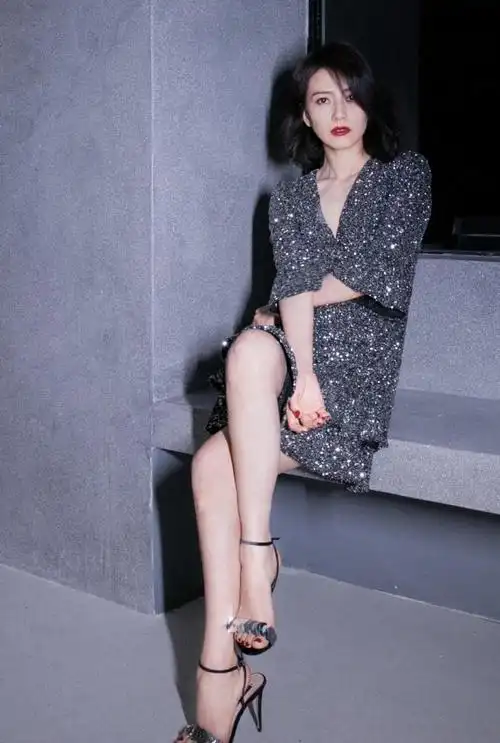 高圆圆获老公探班两人拉手像打太极恩爱惹人羡42岁依然甜美