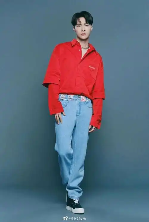 张艺兴超话#张艺兴正装身材比例#来来来～大帅哥的全身照,让你一次看
