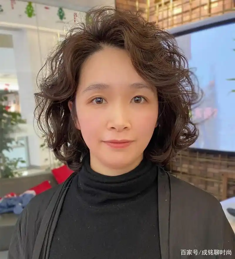 六十岁的老年女性怎样烫发好看?9款减龄的卷发,时髦洋气又大气