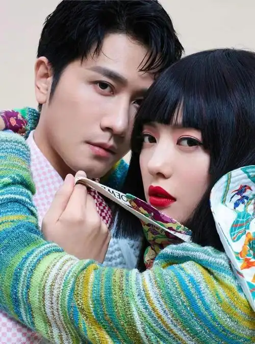 在另一张照片中,彭冠英穿着拼色格子衬衫,与清新夏威夷打扮的蔡文静