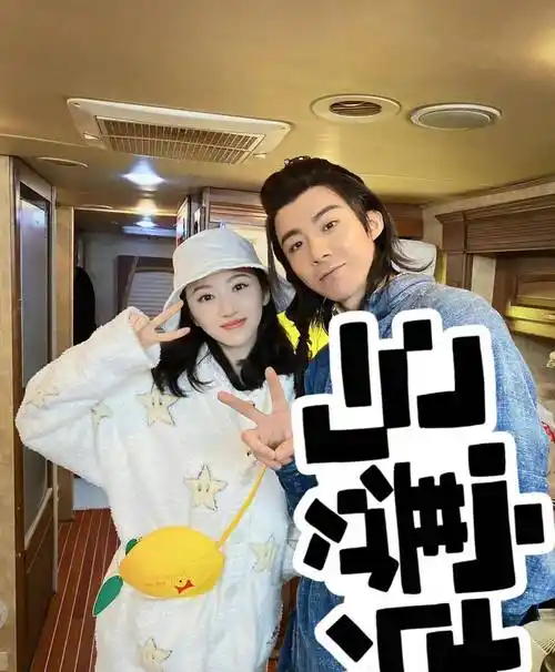 景甜晒灼灼潇洒演员聚餐,合照数她最白,39岁徐海乔比小鲜肉还美