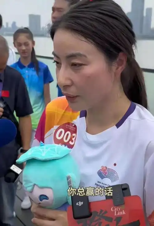 郭晶晶现身杭州亚运会传火炬高清镜头放大后网友脸上褶子多