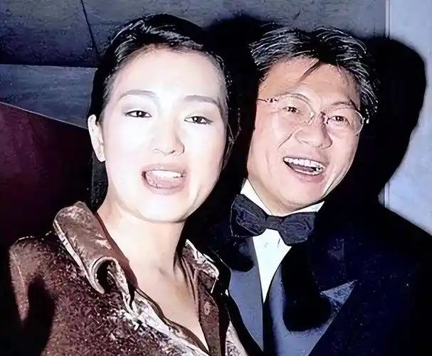 情断张艺谋,转嫁外国人,坐法国总统专机回国_孙红雷_萧华_肖华