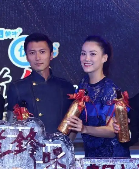 谢霆锋瞒不住了,霍汶希晒女儿正脸照,生父是谁,亲爸还是干爹 ?