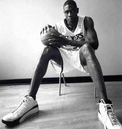 nba巨人的脚有多大姚明53码只能垫底2米31新秀的鞋57码如帆船