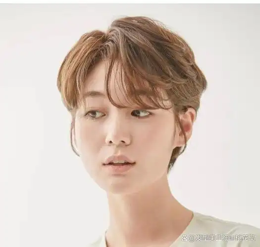 短发,风格可以随性大方,搭配空气刘海,增加了一点可爱少女的温柔气息