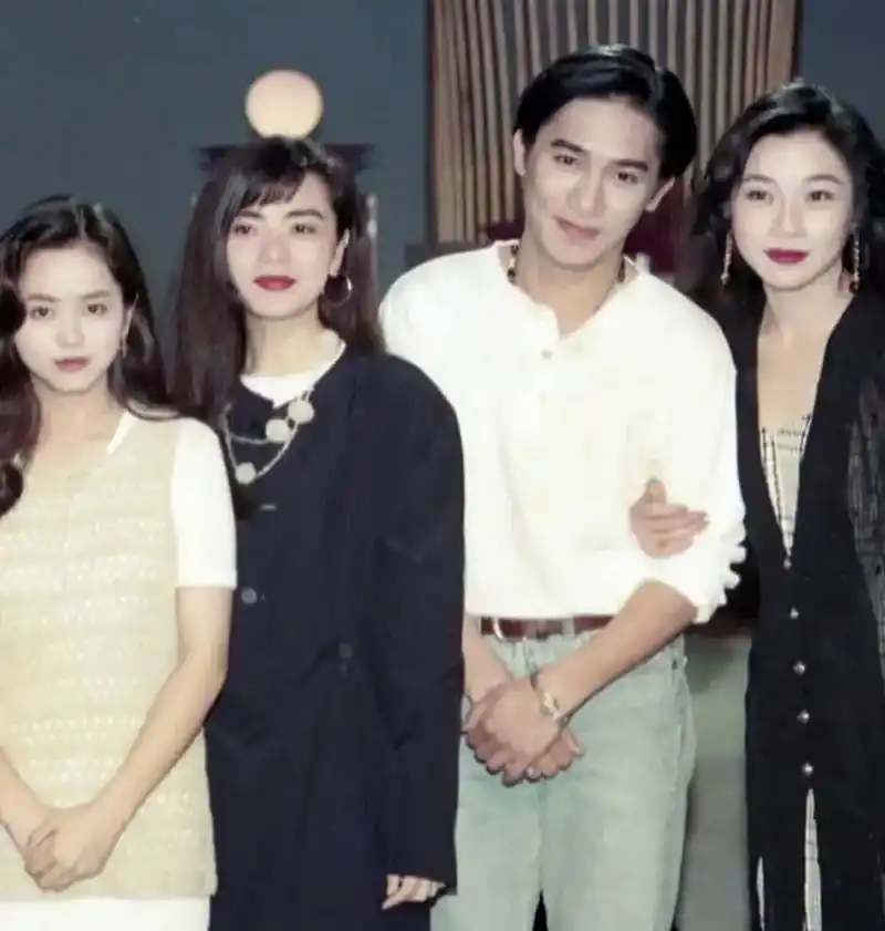 90年代,梁朝伟和三位女星的合影.
