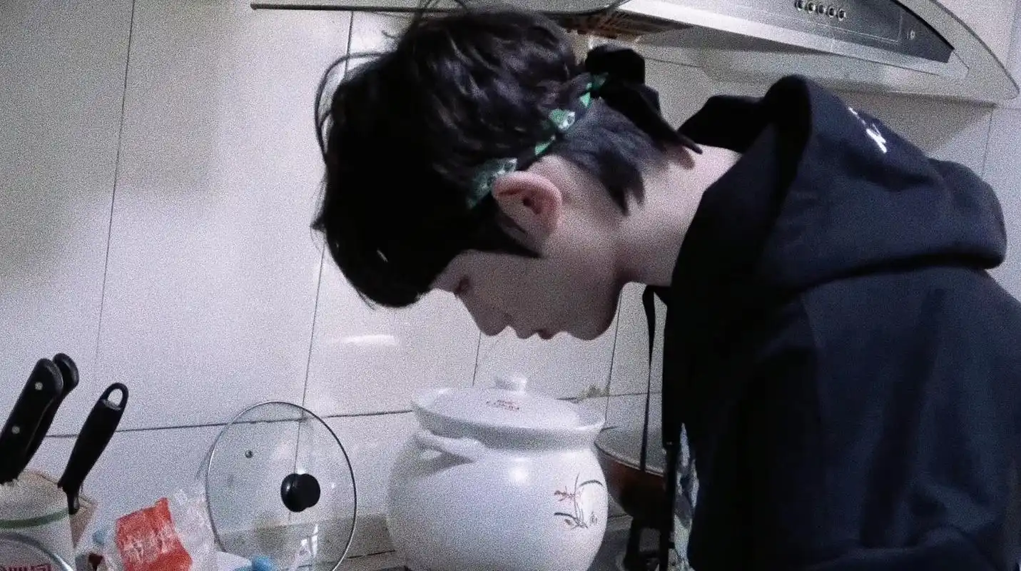 百度娱乐榜# #丁程鑫#  小丁这张女友视角图也太了叭 直接爱了