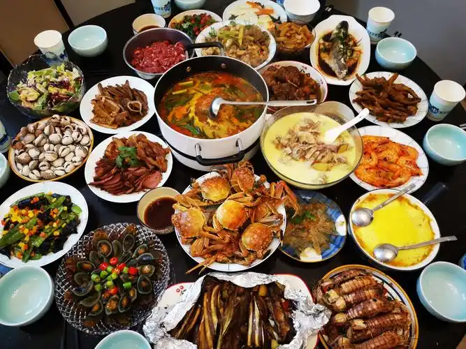 过年啦!我和爸爸妈妈一起准备了一桌丰盛的年夜饭.