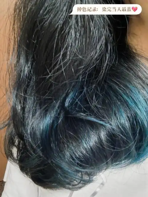 去年开始种草据说掉色也很好看的蓝黑色染发98,这周终于对我的头发